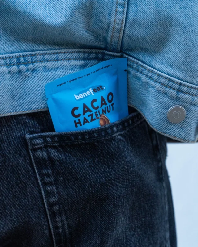 Attenzione pickpocket: se cabe no bolso, cabe na rotina. E cabe mesmo bem! 👖🍫#benefeat #organicfood #snacksaudavel #vegan #veganfood #healthyfood #bio #churros #cacau #avelã