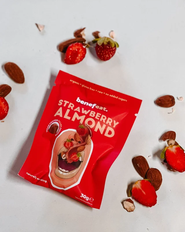 O que seria do vermelho se toda a gente gostasse do azul? 🍓#benefeat #snacksaudavel #organicfood #vegan #veganfood #healthyfood #bio #churros #amendoa #morango