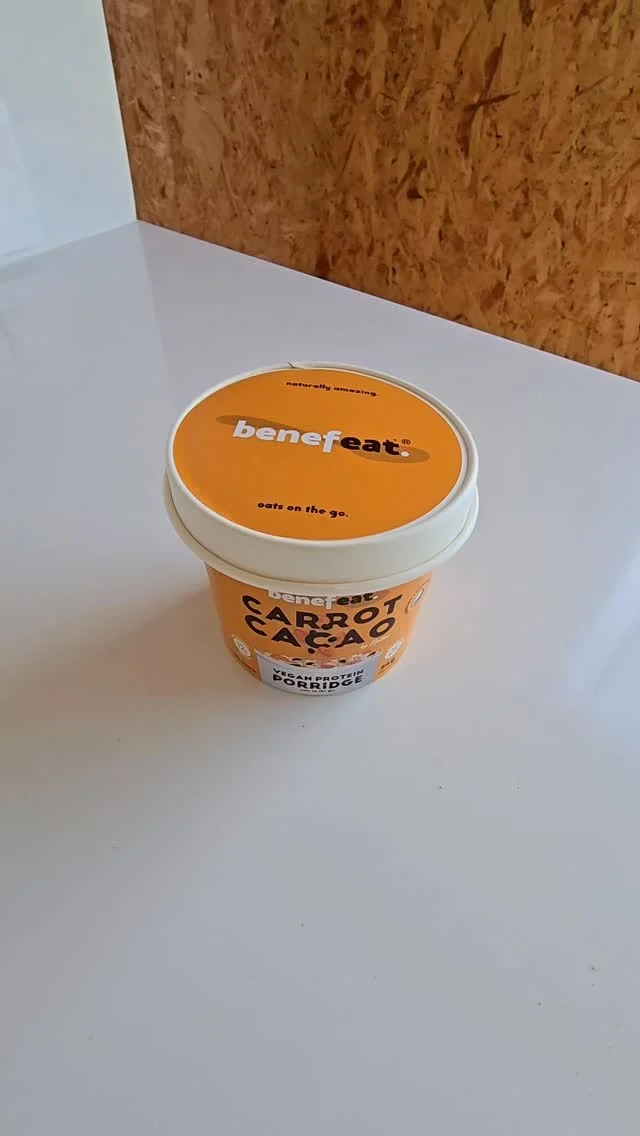 Pa-pa-pára tudo! Não se faz sozinha, mas quase. 🫦

Por passos:
1. Retira a saqueta com o topping e agita o copo.
2. Adiciona água ou bebida vegetal a ferver (aprox. 130ml).
3. Mexe bem e deixa repousar 2 a 3 minutos com a tampa.
4. Junta o topping que está na saqueta. Está pronto!

#benefeat #vegan #bio #organicfood #healthyfood #snacksaudavel #veganfood #papasdeaveia