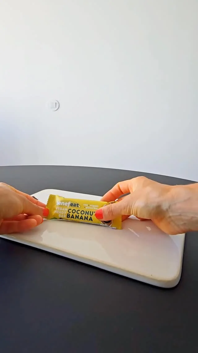 A única matemática que nos interessa:
barra + iogurte + fruta = snack tão bonito que até dá pena comer (mentira, comemos tudo!)🥥🍌

🎥 @tunkiwellness 

#benefeat #vegan #bio #organicfood #healthyfood #snacksaudavel #veganfood #barras #coco #banana
